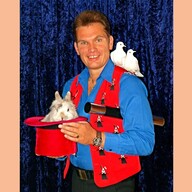 Event image Familielørdag: Trylleshow med Chriss Chrissell // Holmestrand bibliotek