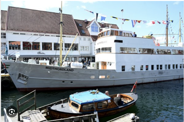 Event image M/S Midthordland 2. pinsedagsutflukt til Kystmuseet i Øygarden. Pinsens flotteste opplevelse - flere fjordabåter i samseiling.