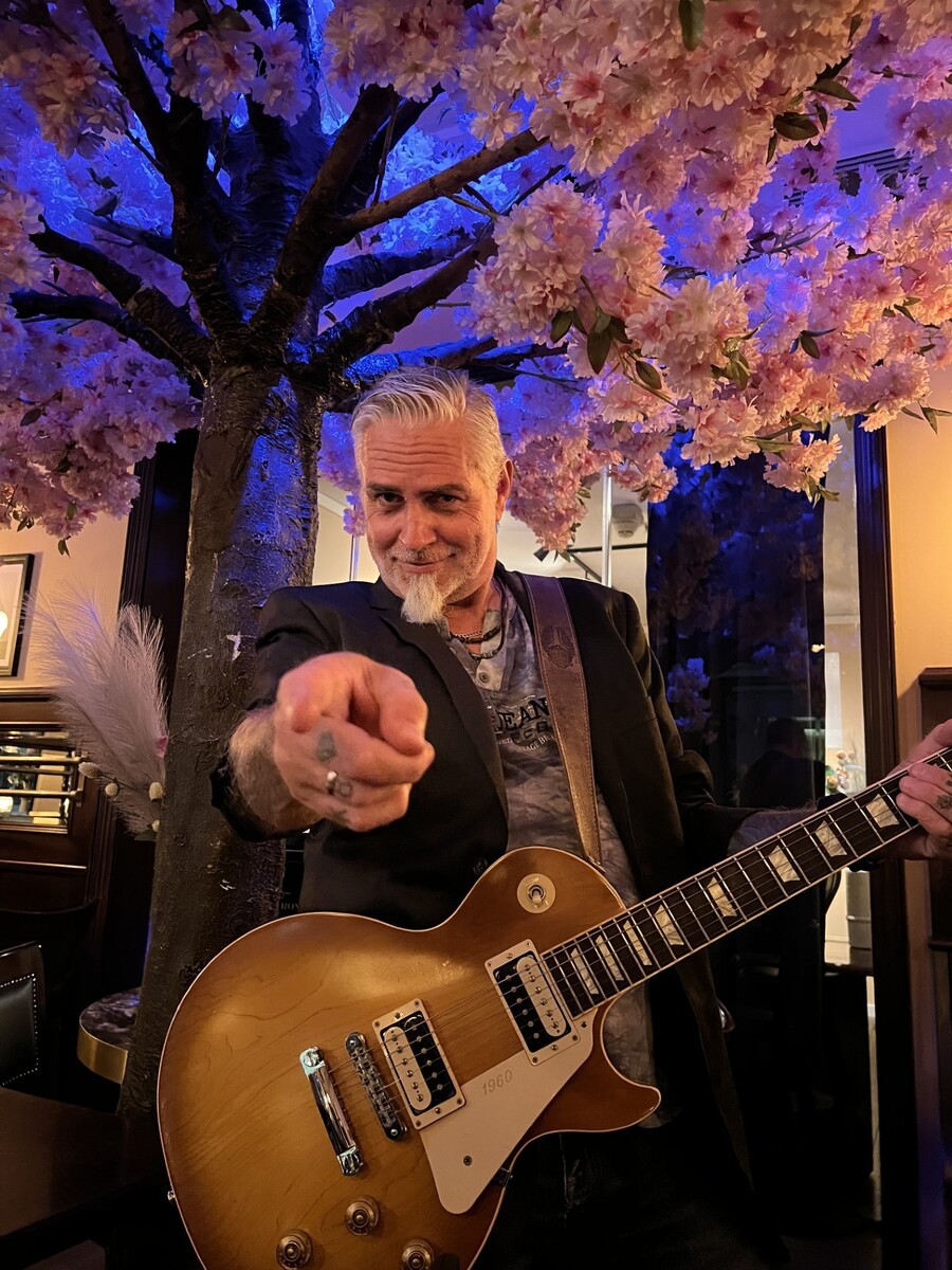 Event image 🎄 JULESHOW MED KIM EVENSEN 🎸 Tradisjonell julemat, levende musikk og ekte danseglede!