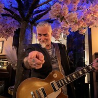 Event image 🎄 JULESHOW MED KIM EVENSEN 🎸 Tradisjonell julemat, levende musikk og ekte danseglede!