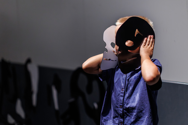 Event image URPREMIERE: Oil-Dino-Du av Roza Moshtaghi og Ronak Moshtaghi