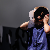 Event image URPREMIERE: Oil-Dino-Du av Roza Moshtaghi og Ronak Moshtaghi