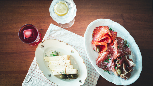 Event image OKEJ på turné - Exklusivt förköpserbjudande av plocktallrik med dryck innan föreställningen!