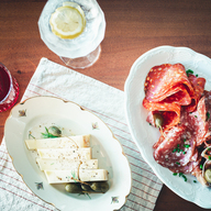 Event image OKEJ på turné - Exklusivt förköpserbjudande av plocktallrik med dryck innan föreställningen!