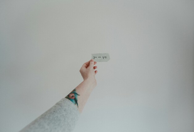 Event image Kritikarseminaret: «Om å forråde seg selv, gang på gang. Må forfatterkritikeren velge enten – eller?»